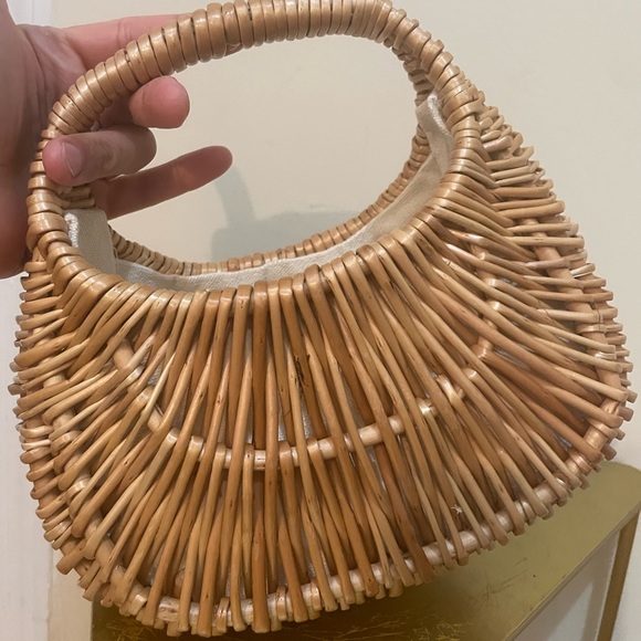Elegant Tan Woven Handbag - Picture 3 of 5